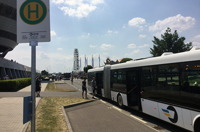 Bus sammelt Personen ein